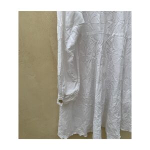 blusa-blanca-liv-crinkled-tunica-oversized-botones-madre-perla-amelie-4