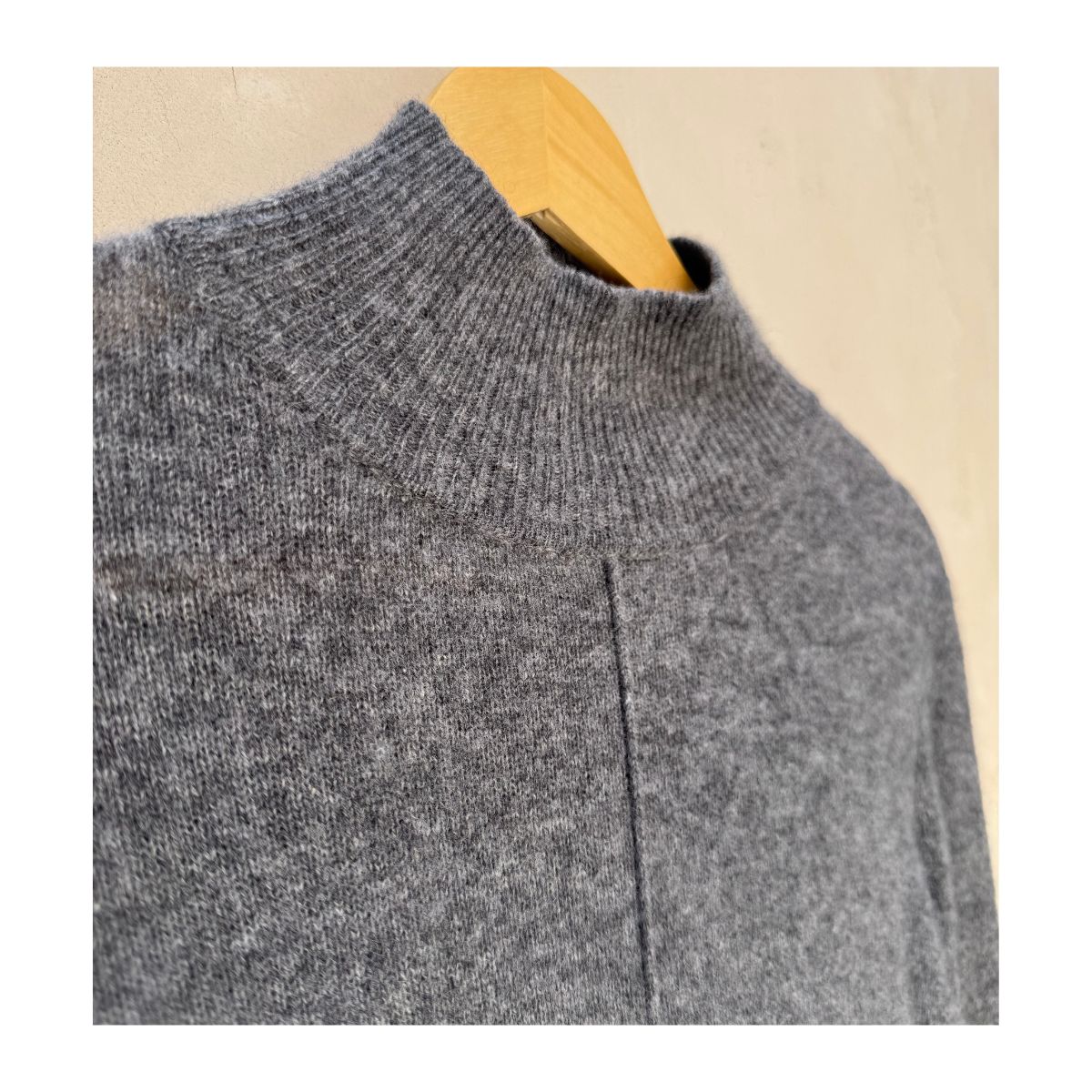 pullover-cashmere-gris-topo-cuello-mock-41hawthorn-amelie-curaduria-4