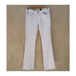 AG Angel Boot Cut en denim blanco, corte clásico acampanado, bolsillos traseros con diseño característico AG