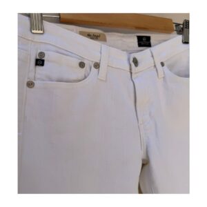 AG Angel Boot Cut en denim blanco, corte clásico acampanado, bolsillos traseros con diseño característico AG