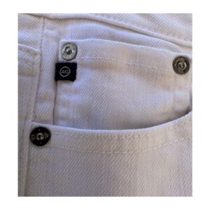 AG Angel Boot Cut en denim blanco, corte clásico acampanado, bolsillos traseros con diseño característico AG