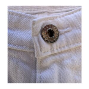 AG Angel Boot Cut en denim blanco, corte clásico acampanado, bolsillos traseros con diseño característico AG