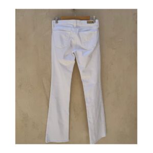 AG Angel Boot Cut en denim blanco, corte clásico acampanado, bolsillos traseros con diseño característico AG