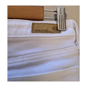 AG Angel Boot Cut en denim blanco, corte clásico acampanado, bolsillos traseros con diseño característico AG