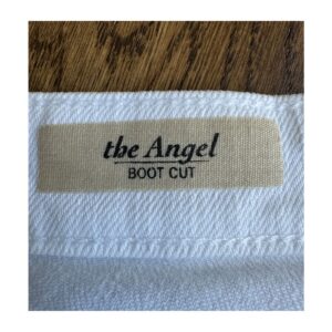AG Angel Boot Cut en denim blanco, corte clásico acampanado, bolsillos traseros con diseño característico AG