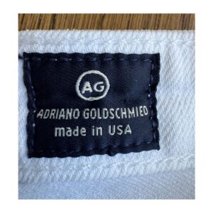AG Angel Boot Cut en denim blanco, corte clásico acampanado, bolsillos traseros con diseño característico AG