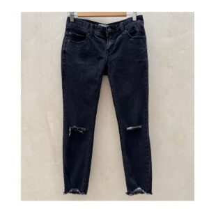 Jeans Free People Noir Vintage ultra-soft negros con roturas en las rodillas y bajo raw-cut asimétrico, talla 26