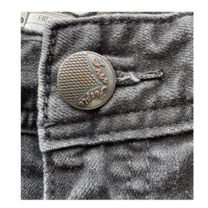 Jeans Free People Noir Vintage ultra-soft negros con roturas en las rodillas y bajo raw-cut asimétrico, talla 26