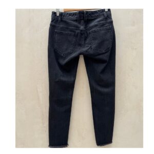 Jeans Free People Noir Vintage ultra-soft negros con roturas en las rodillas y bajo raw-cut asimétrico, talla 26