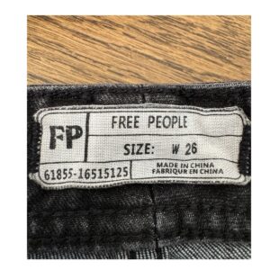 Jeans Free People Noir Vintage ultra-soft negros con roturas en las rodillas y bajo raw-cut asimétrico, talla 26