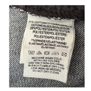 Jeans Free People Noir Vintage ultra-soft negros con roturas en las rodillas y bajo raw-cut asimétrico, talla 26