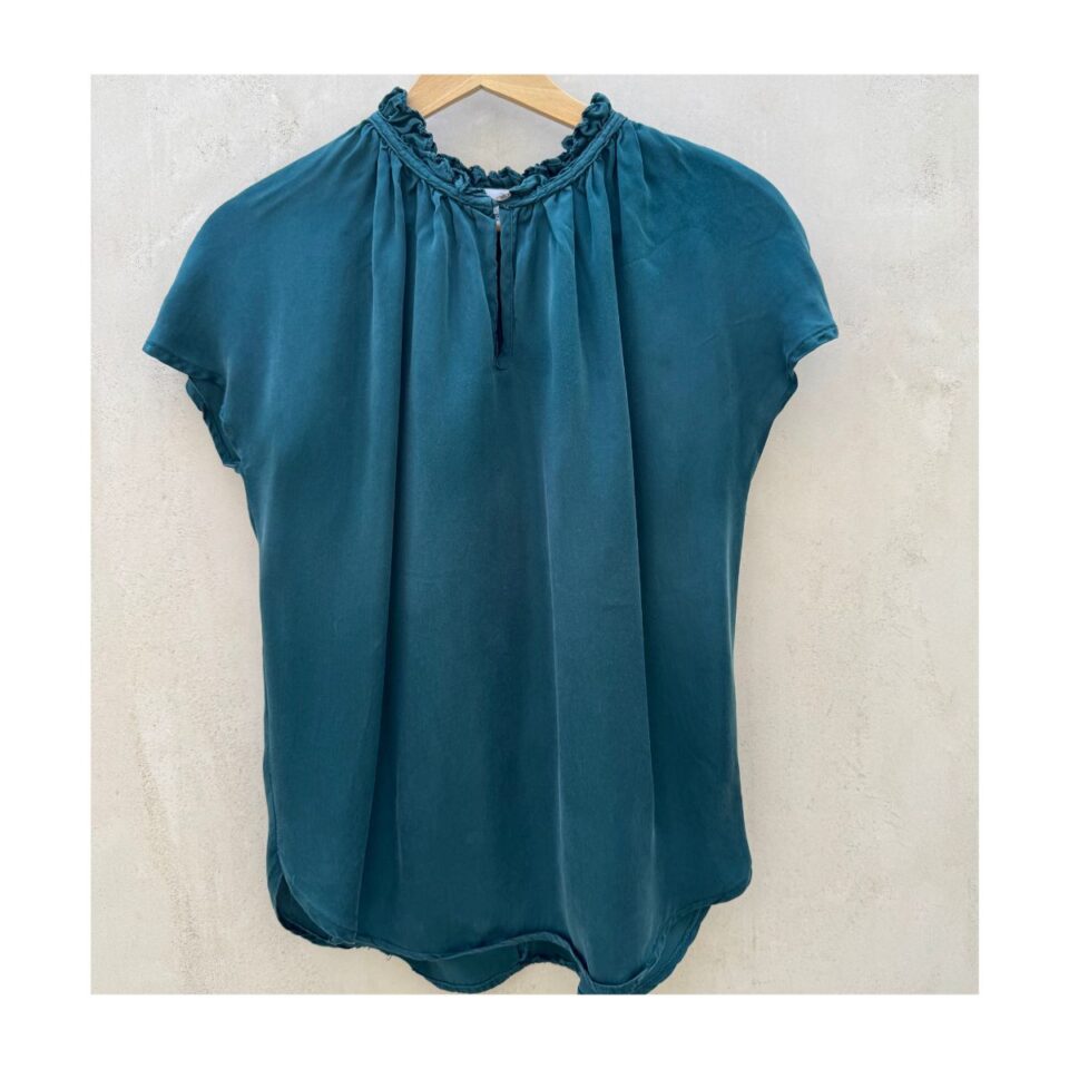 Blusa verde en cupro de Amour Vert, talla S, con escote adornado en petit plissé artesanal, diseño atemporal y sofisticado