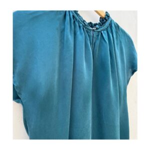 Blusa verde en cupro de Amour Vert, talla S, con escote adornado en petit plissé artesanal, diseño atemporal y sofisticado