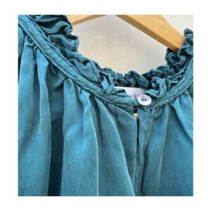 Blusa verde en cupro de Amour Vert, talla S, con escote adornado en petit plissé artesanal, diseño atemporal y sofisticado