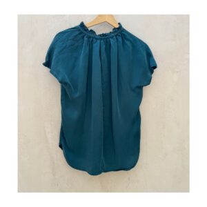 Blusa verde en cupro de Amour Vert, talla S, con escote adornado en petit plissé artesanal, diseño atemporal y sofisticado