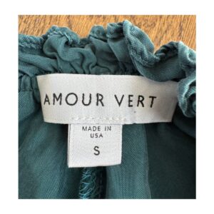 Blusa verde en cupro de Amour Vert, talla S, con escote adornado en petit plissé artesanal, diseño atemporal y sofisticado