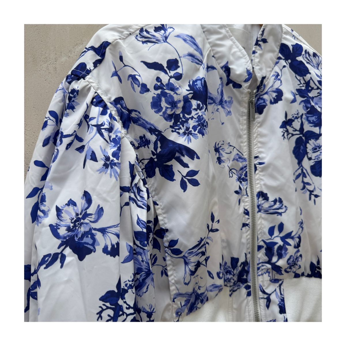 bomber corta floral by anthropologie, blanco con flores azul cobalto y mangas abullonadas