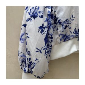 bomber corta floral by anthropologie, blanco con flores azul cobalto y mangas abullonadas