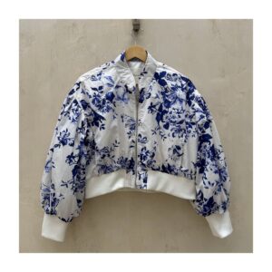 bomber corta floral by anthropologie, blanco con flores azul cobalto y mangas abullonadas