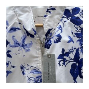 bomber corta floral by anthropologie, blanco con flores azul cobalto y mangas abullonadas