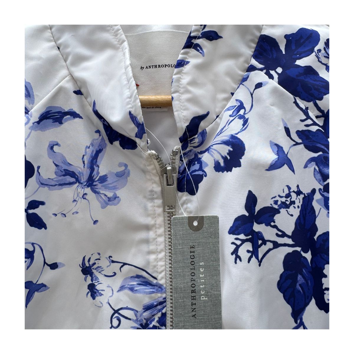 bomber corta floral by anthropologie, blanco con flores azul cobalto y mangas abullonadas
