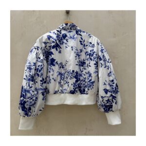 bomber corta floral by anthropologie, blanco con flores azul cobalto y mangas abullonadas