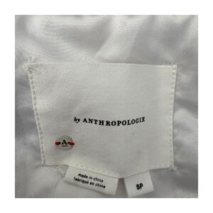 bomber corta floral by anthropologie, blanco con flores azul cobalto y mangas abullonadas