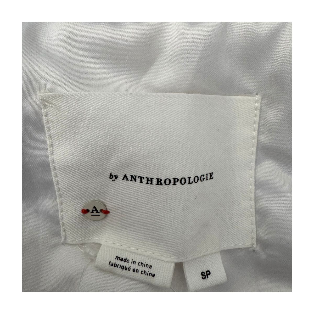 bomber corta floral by anthropologie, blanco con flores azul cobalto y mangas abullonadas