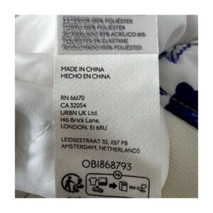 bomber corta floral by anthropologie, blanco con flores azul cobalto y mangas abullonadas