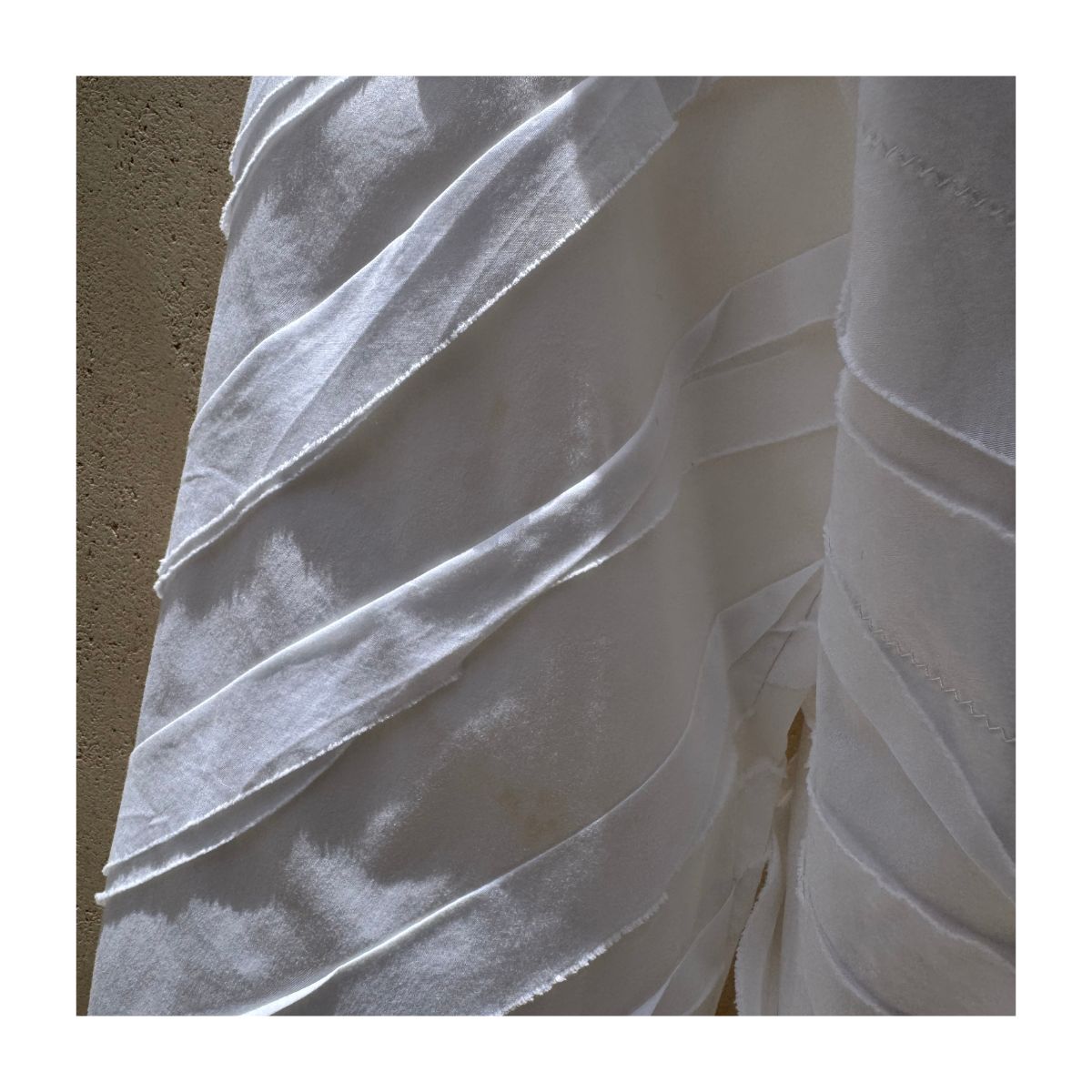 camisa blanca escultural lafayette 148 new york con textura diagonal y mangas entre tres cuartos y largas