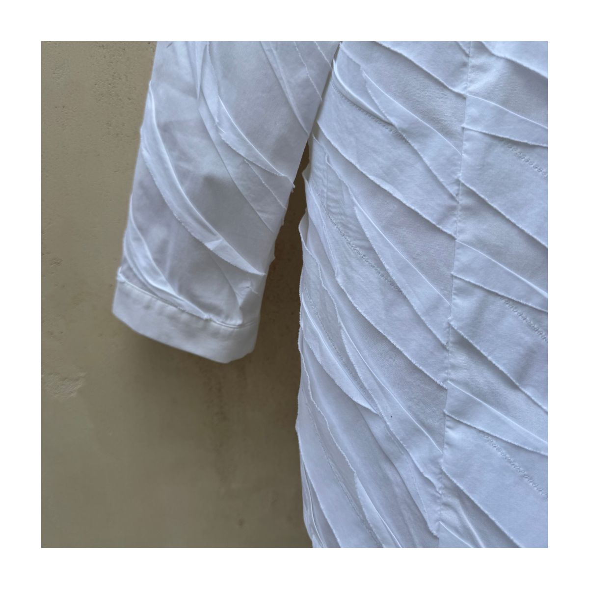 camisa blanca escultural lafayette 148 new york con textura diagonal y mangas entre tres cuartos y largas