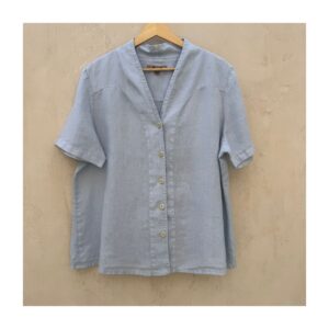 Camisa de lino celeste Flax talla M, confeccionada en lino báltico con escote en V, botones nacarados y silueta relajada, pieza vintage codiciada