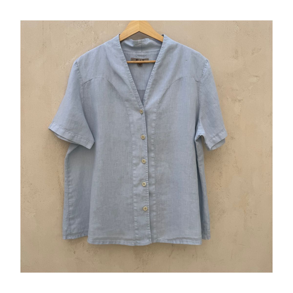 Camisa de lino celeste Flax talla M, confeccionada en lino báltico con escote en V, botones nacarados y silueta relajada, pieza vintage codiciada