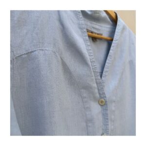 Camisa de lino celeste Flax talla M, confeccionada en lino báltico con escote en V, botones nacarados y silueta relajada, pieza vintage codiciada
