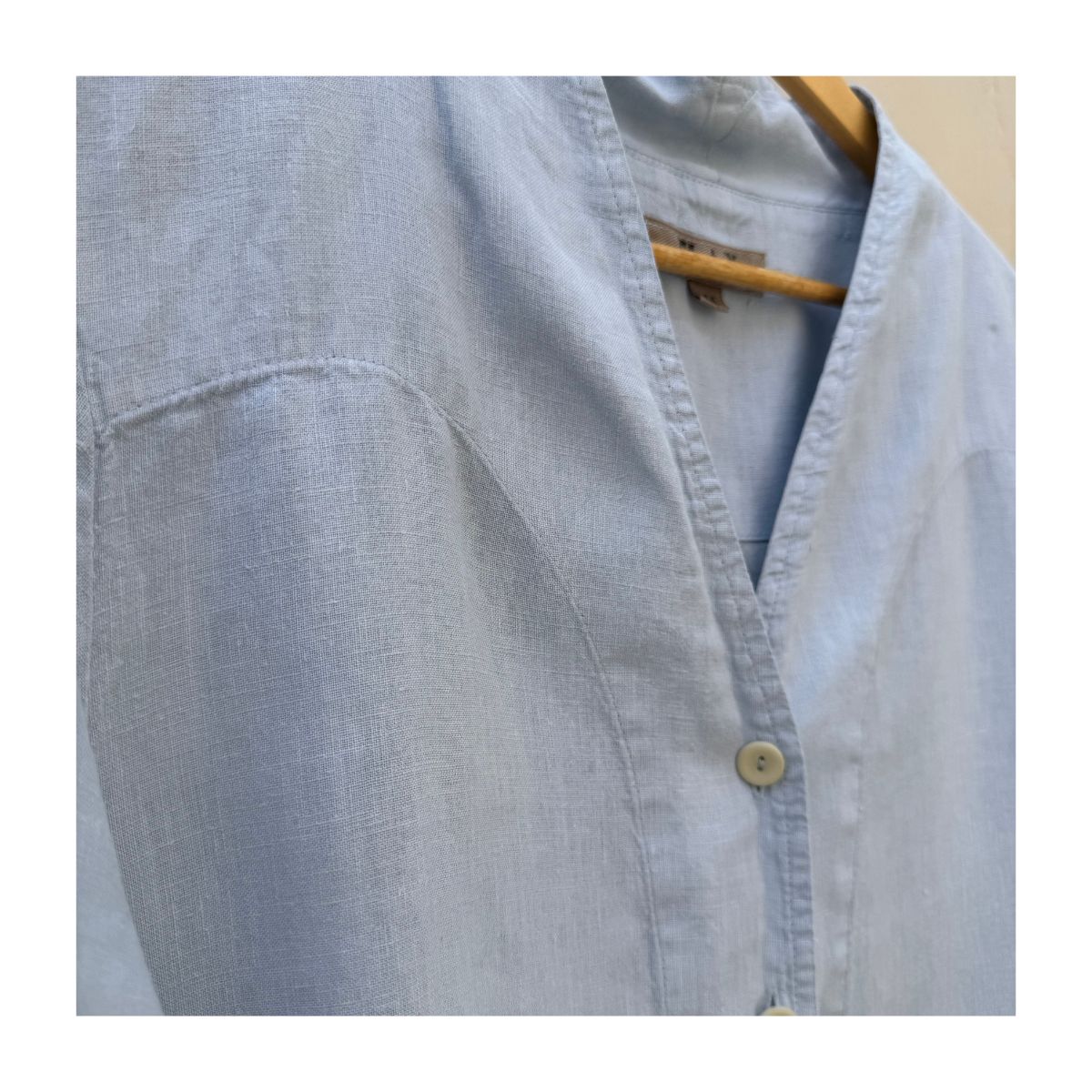 Camisa de lino celeste Flax talla M, confeccionada en lino báltico con escote en V, botones nacarados y silueta relajada, pieza vintage codiciada