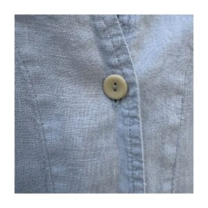 Camisa de lino celeste Flax talla M, confeccionada en lino báltico con escote en V, botones nacarados y silueta relajada, pieza vintage codiciada