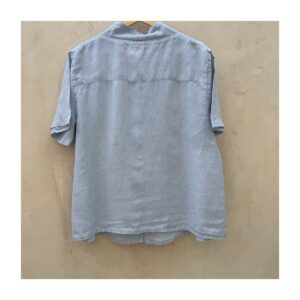 Camisa de lino celeste Flax talla M, confeccionada en lino báltico con escote en V, botones nacarados y silueta relajada, pieza vintage codiciada