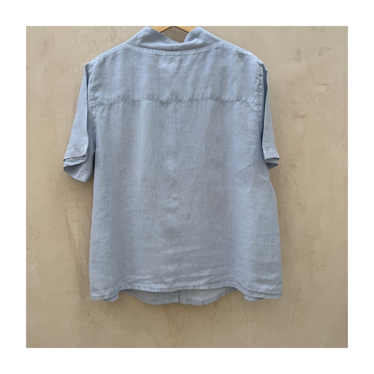 Camisa de lino celeste Flax talla M, confeccionada en lino báltico con escote en V, botones nacarados y silueta relajada, pieza vintage codiciada