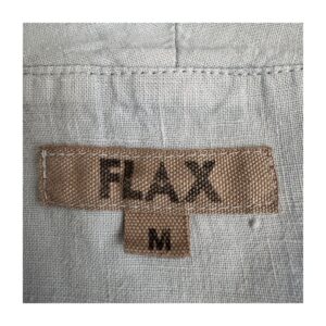 Camisa de lino celeste Flax talla M, confeccionada en lino báltico con escote en V, botones nacarados y silueta relajada, pieza vintage codiciada
