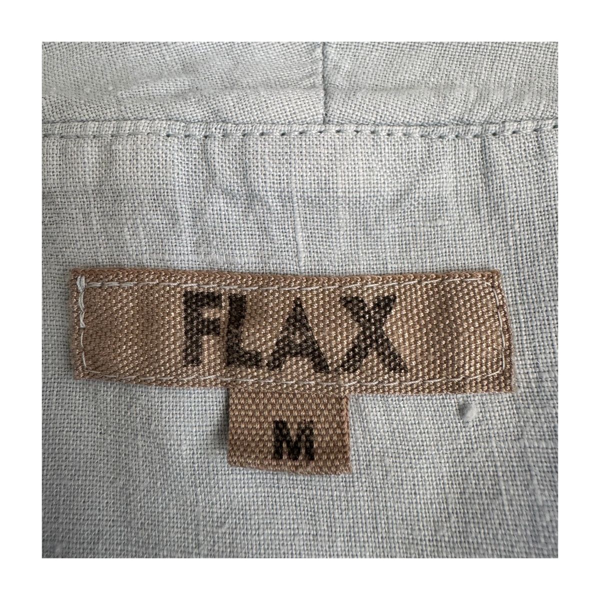 Camisa de lino celeste Flax talla M, confeccionada en lino báltico con escote en V, botones nacarados y silueta relajada, pieza vintage codiciada