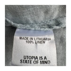 Camisa de lino celeste Flax talla M, confeccionada en lino báltico con escote en V, botones nacarados y silueta relajada, pieza vintage codiciada