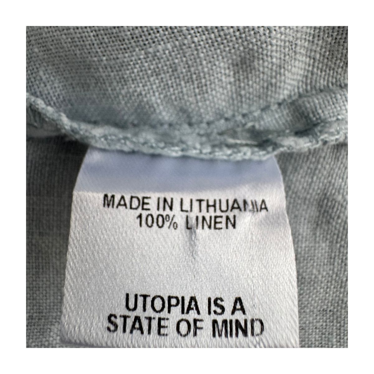 Camisa de lino celeste Flax talla M, confeccionada en lino báltico con escote en V, botones nacarados y silueta relajada, pieza vintage codiciada