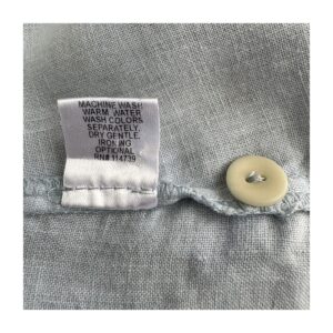 Camisa de lino celeste Flax talla M, confeccionada en lino báltico con escote en V, botones nacarados y silueta relajada, pieza vintage codiciada