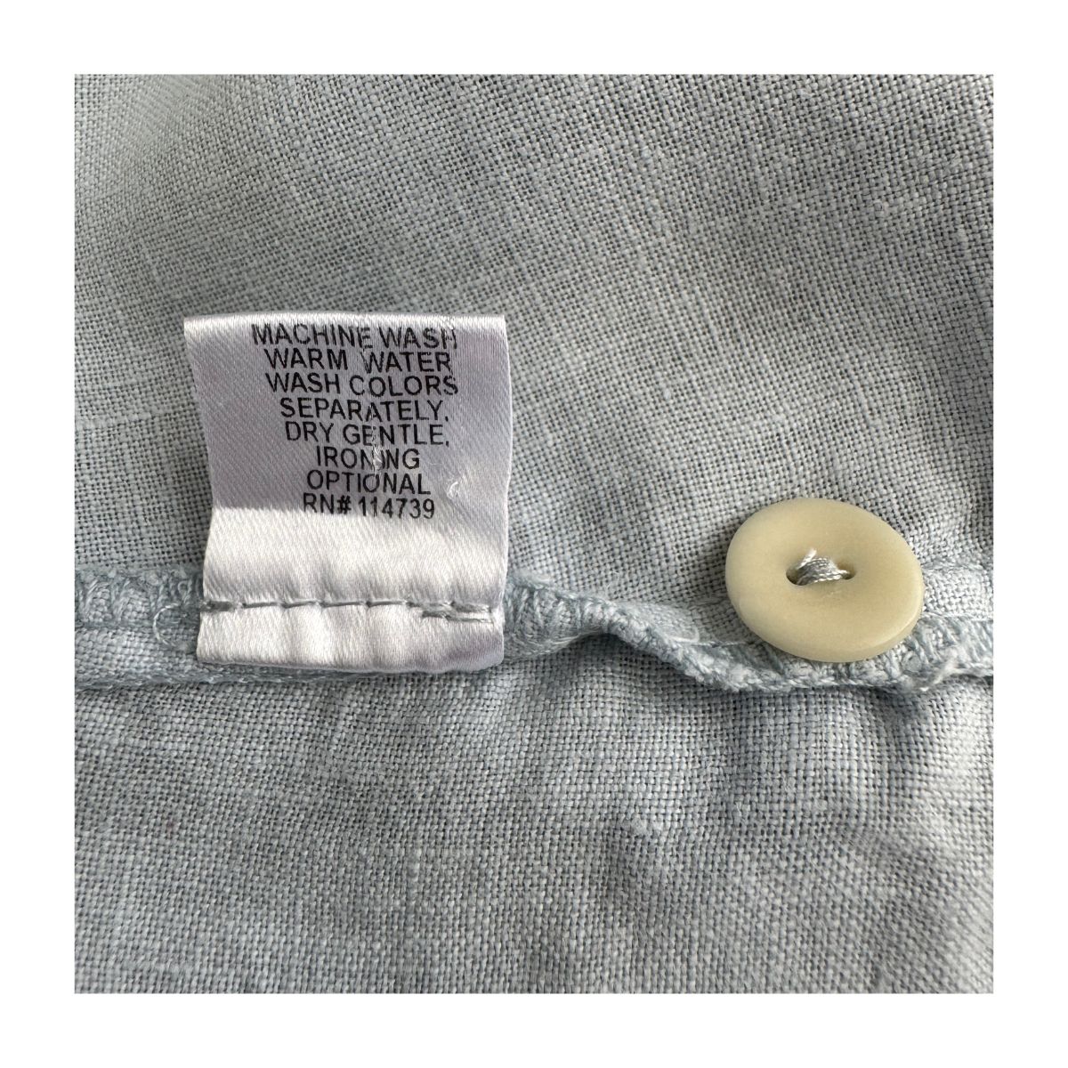 Camisa de lino celeste Flax talla M, confeccionada en lino báltico con escote en V, botones nacarados y silueta relajada, pieza vintage codiciada