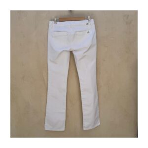 jeans blancos DL1961 modelo Cindy, corte bootcut, tono Milk, denim premium con tecnología 360 Comfort