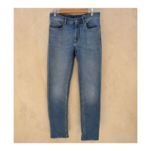 Jeans Faherty en lavado medio, exhibiendo su legendaria artesanía american