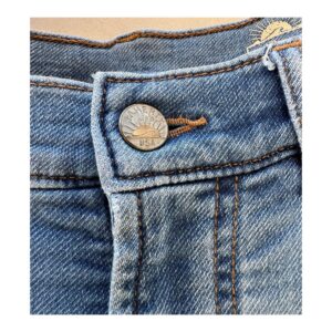 Jeans Faherty en lavado medio, exhibiendo su legendaria artesanía american