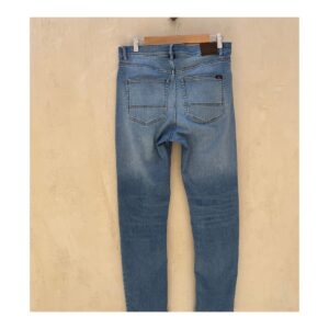 Jeans Faherty en lavado medio, exhibiendo su legendaria artesanía american