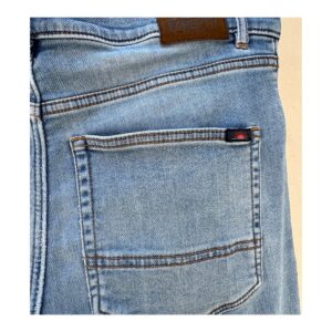 Jeans Faherty en lavado medio, exhibiendo su legendaria artesanía american