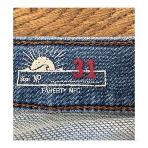 Jeans Faherty en lavado medio, exhibiendo su legendaria artesanía american